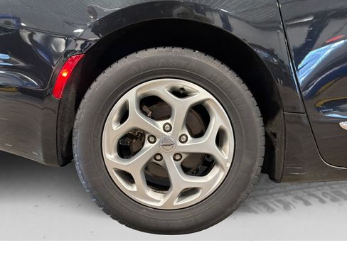 Used 2023 Chrysler Pacifica Limited FWD image 58