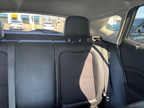Used 2025 Chevrolet Trax LT FWD image 37