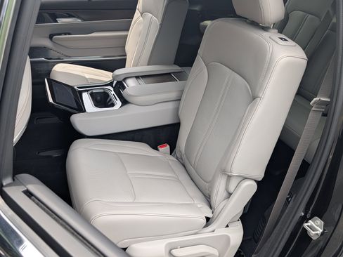 Used 2025 Jeep Grand Wagoneer 4WD image 18