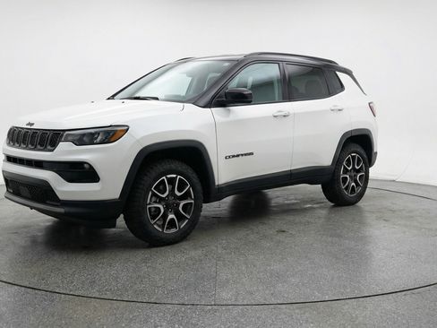 Used 2025 Jeep Compass Trailhawk image 3