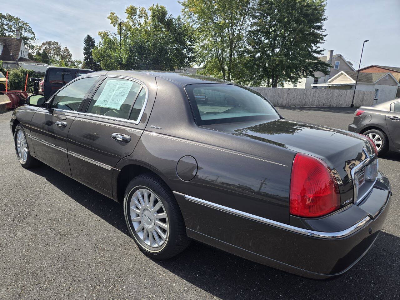 Used 2005 Lincoln Town Car Signature RWD image 8