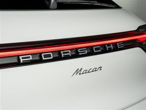 Certified 2025 Porsche Macan image 30