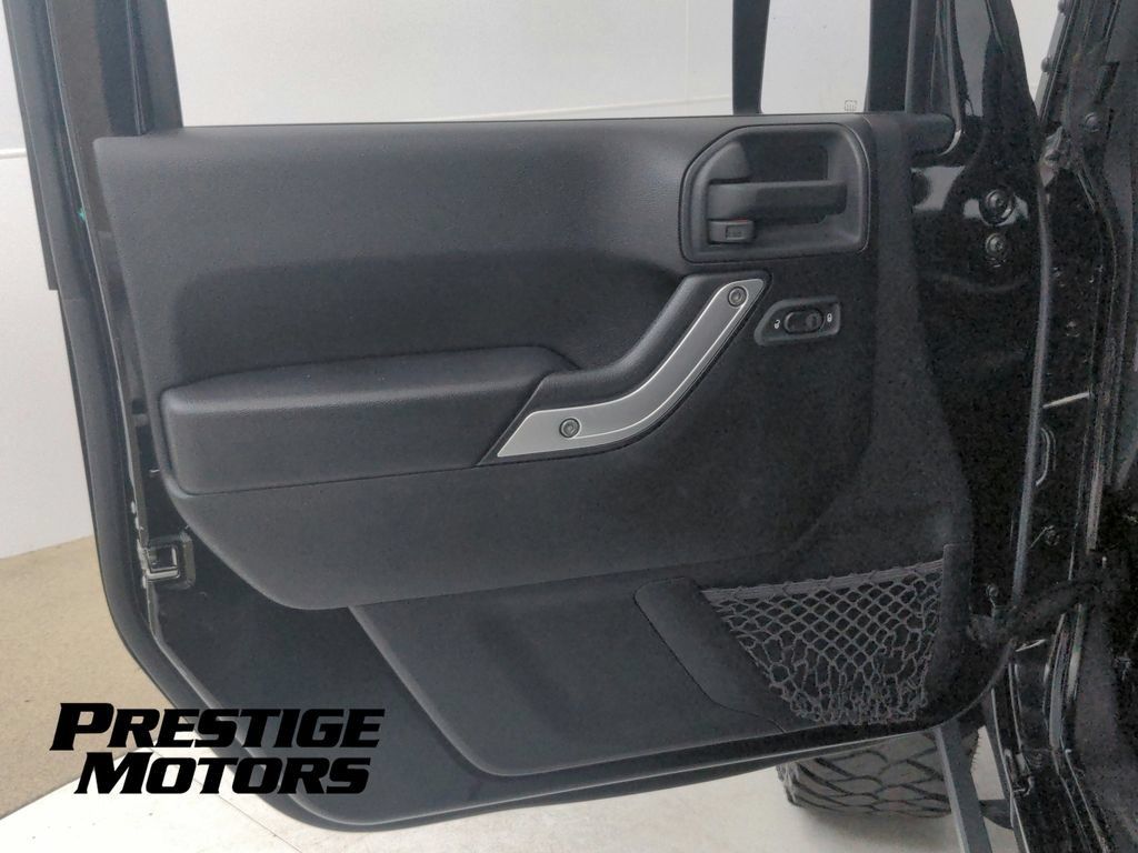 Used 2015 Jeep Wrangler Unlimited Rubicon w/ Connectivity Group AWD/4WD image 21