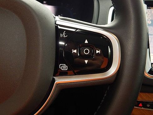 Certified 2025 Volvo XC90 B6 Plus image 30