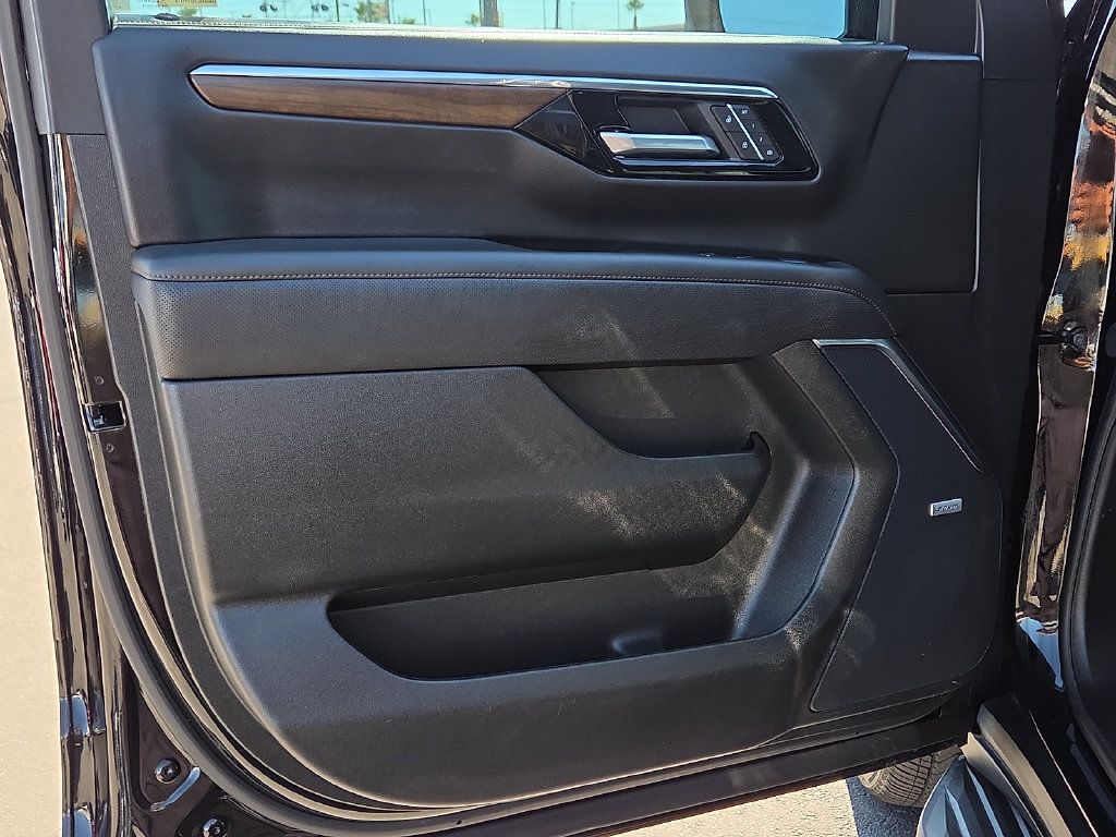 Used 2025 Chevrolet Tahoe High Country AWD/4WD image 13