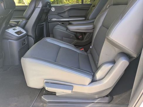 New 2025 Lincoln Navigator L Reserve image 19