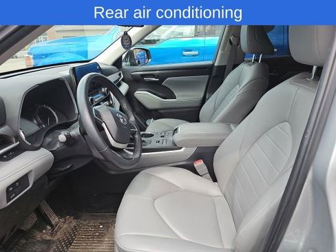 Used 2023 Toyota Highlander XLE image 6