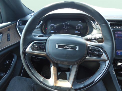 Used 2021 Jeep Grand Cherokee L Summit w/ Luxury Tech Group V image 13