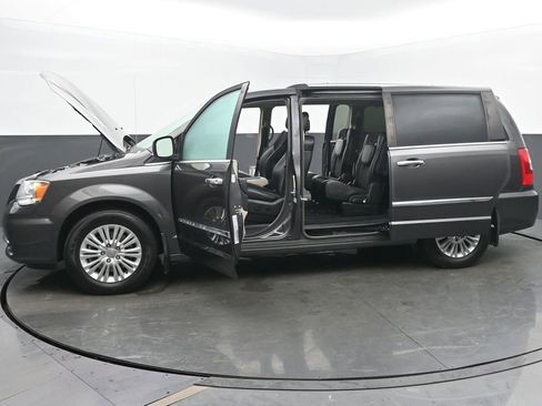 Used 2015 Chrysler Town & Country Limited image 55