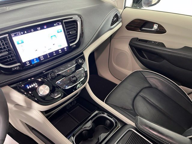 Used 2023 Chrysler Pacifica Limited AWD/4WD image 37