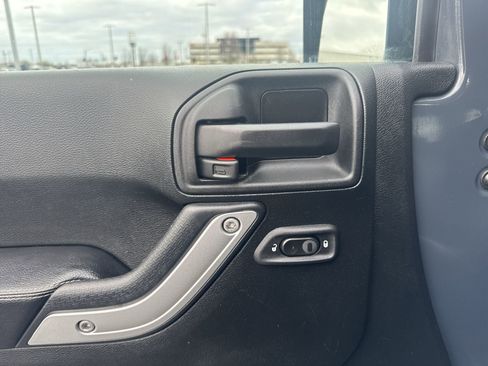 Used 2017 Jeep Wrangler Unlimited Rubicon image 11