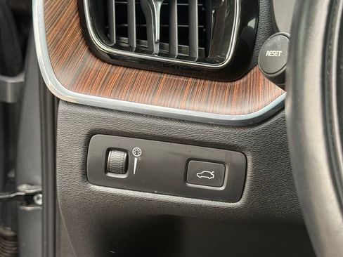 Used 2021 Volvo XC60 T5 Momentum w/ Premium Package AWD/4WD image 15