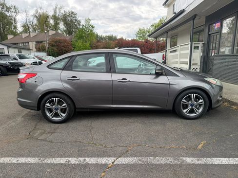 Used 2014 Ford Focus SE w/ SE Sport Package FWD image 8