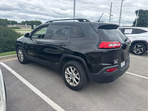 Used 2016 Jeep Cherokee Sport AWD/4WD image 3