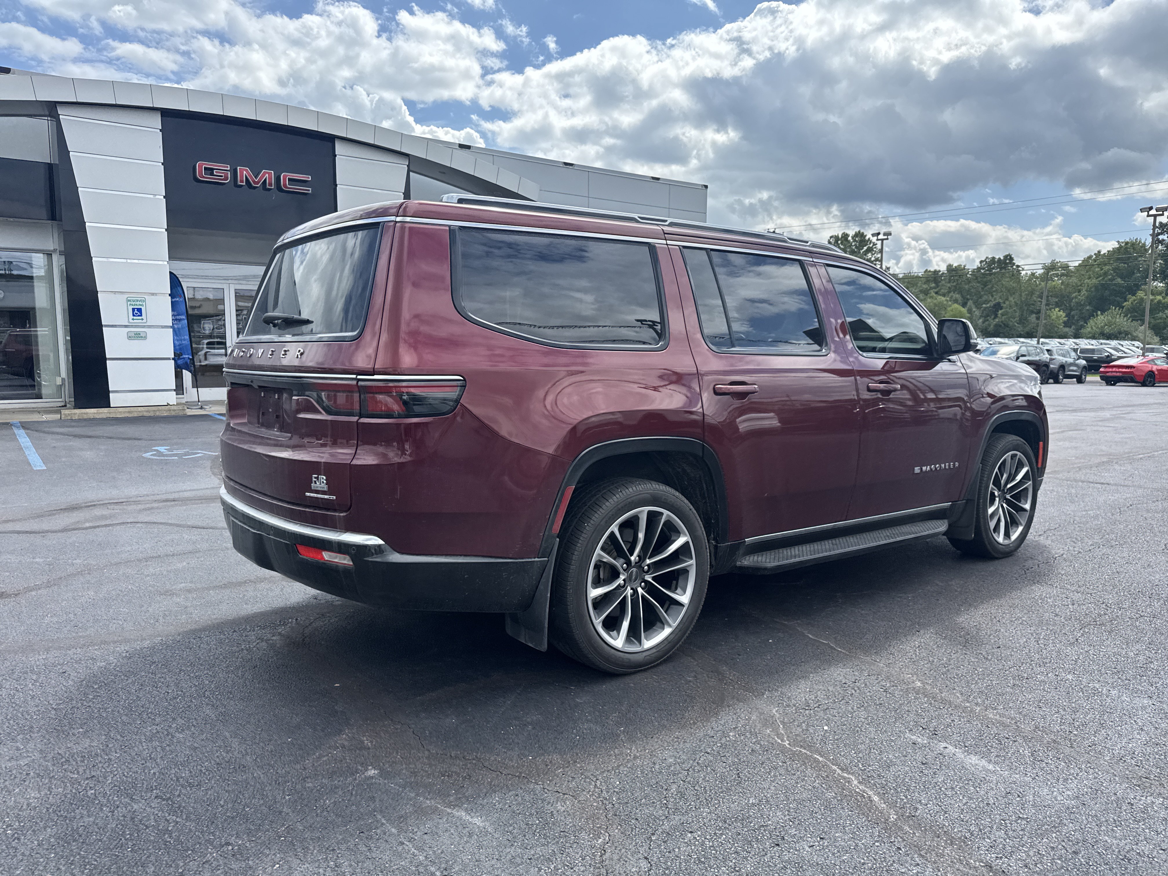 Used 2022 Jeep Wagoneer Series II w/ Premium Group I AWD/4WD image 2