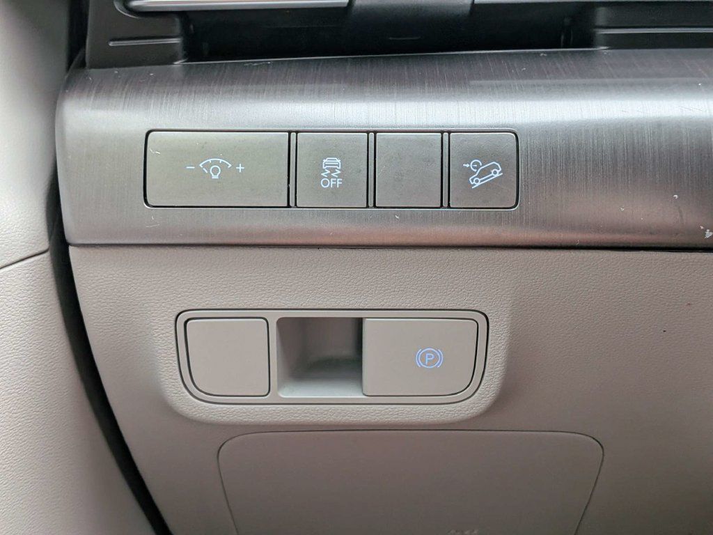 Used 2025 Hyundai Kona SEL FWD image 32