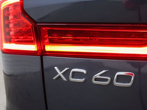 Certified 2025 Volvo XC60 B5 Ultra w/ Protection Package Premier AWD/4WD image 31
