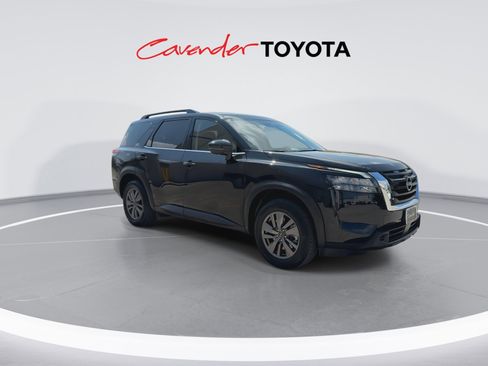 Used 2025 Nissan Pathfinder SV image 2