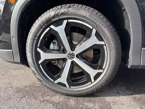 New 2025 Volkswagen Tiguan SE image 17
