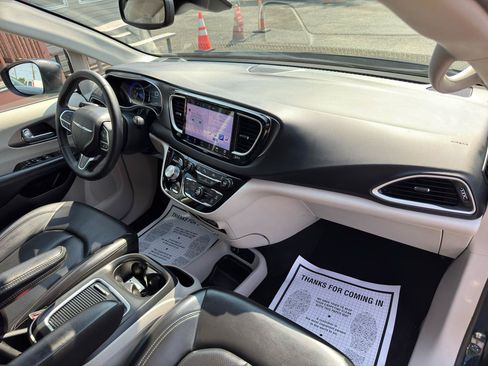 Used 2023 Chrysler Pacifica Touring-L FWD image 51