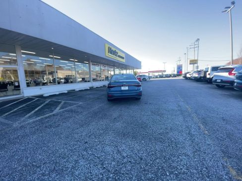 Used 2025 Volkswagen Jetta SE image 16