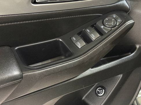 Used 2022 Chevrolet Traverse LT FWD image 29