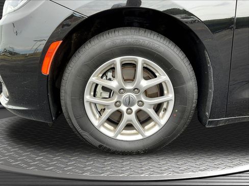 Used 2024 Chrysler Pacifica Touring-L FWD image 27