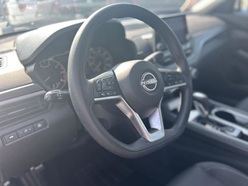 Used 2023 Nissan Altima 2.5 SV image 2