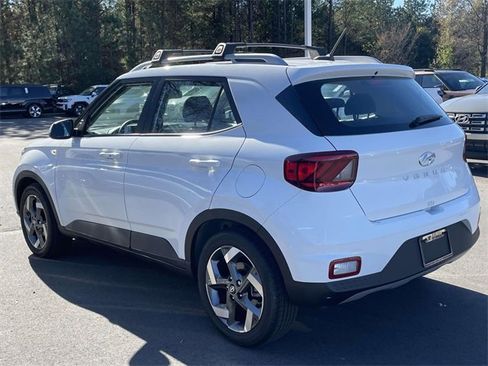 Certified 2025 Hyundai Venue SEL image 4