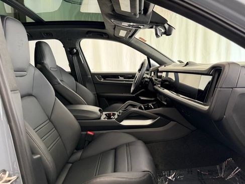 Certified 2025 Porsche Cayenne Turbo AWD/4WD image 16