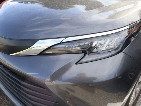 Used 2025 Toyota Sienna XLE image 3