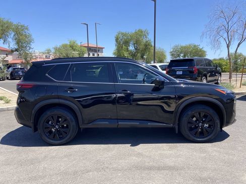 Used 2023 Nissan Rogue SV w/ SV Premium B Package FWD image 2