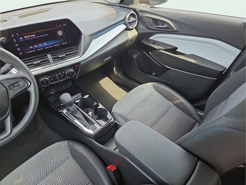 Used 2025 Chevrolet Trax LT FWD image 12