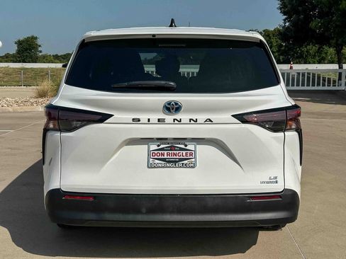 Used 2023 Toyota Sienna LE FWD image 4