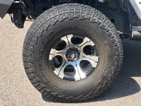Used 2017 Jeep Wrangler Unlimited Rubicon w/ Connectivity Group AWD/4WD image 9