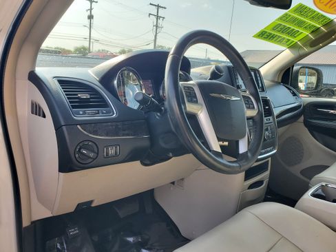 Used 2013 Chrysler Town & Country Touring FWD image 8