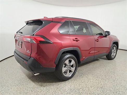 Used 2022 Toyota RAV4 LE image 5