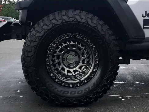 Used 2020 Jeep Gladiator Sport w/ Quick Order Package 24S image 9