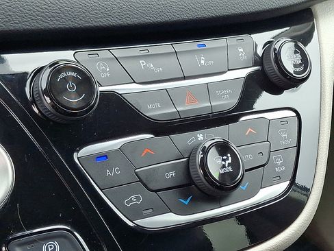 Used 2024 Chrysler Pacifica Touring-L image 17