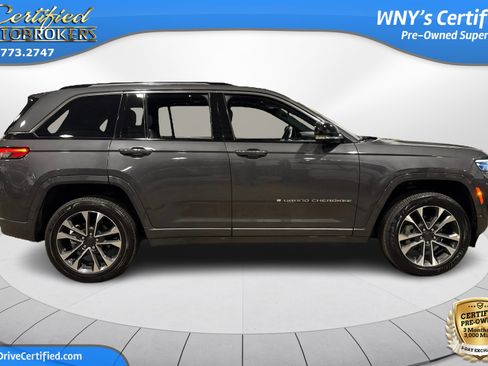 Used 2022 Jeep Grand Cherokee Overland w/ Luxury Tech Group IV AWD/4WD image 4