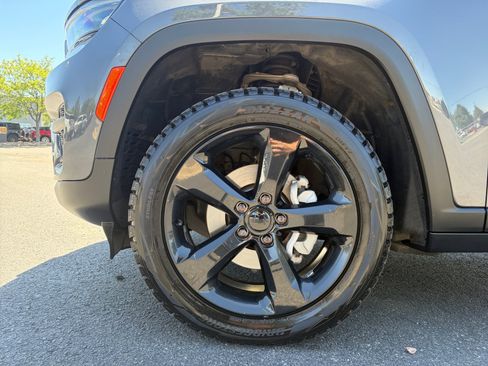 Used 2022 Jeep Grand Cherokee Altitude AWD/4WD image 11