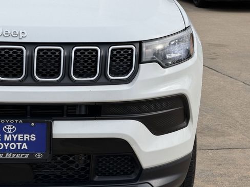 Used 2023 Jeep Compass Sport AWD/4WD image 4