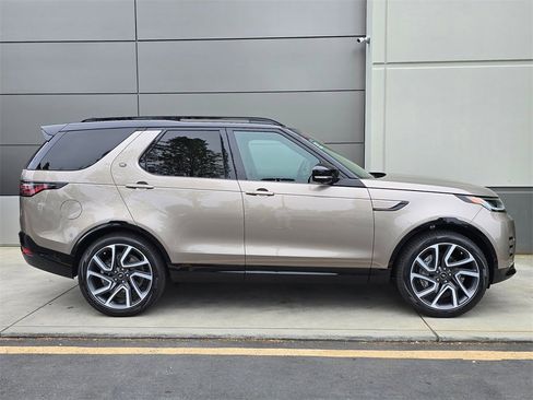 New 2025 Land Rover Discovery Dynamic SE image 7