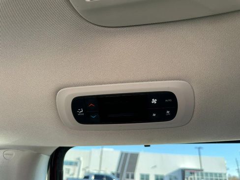 Used 2021 Chrysler Pacifica Touring image 12