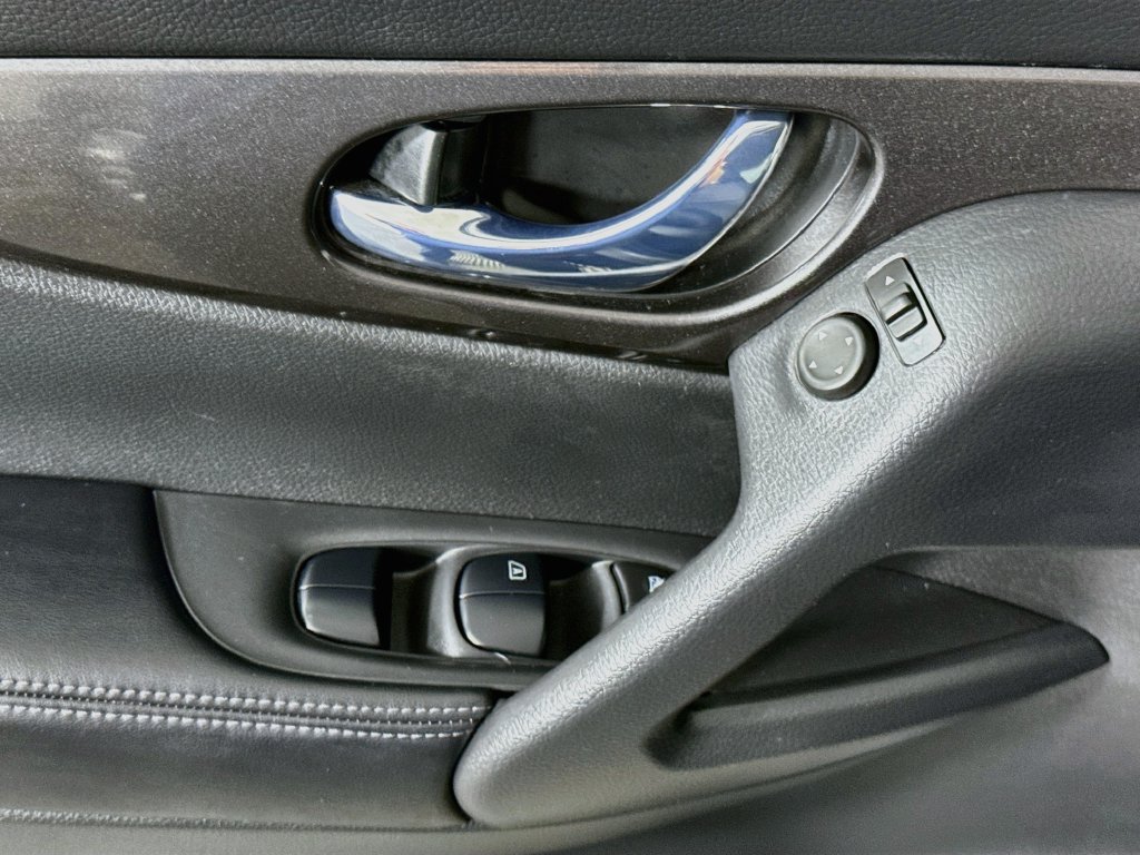 Used 2020 Nissan Rogue SV FWD image 22