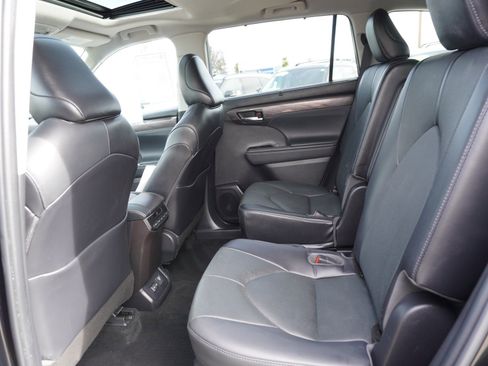 Used 2022 Toyota Highlander Limited image 15
