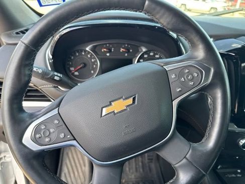 Used 2023 Chevrolet Traverse LT w/ Rear Camera Mirror Package FWD image 11