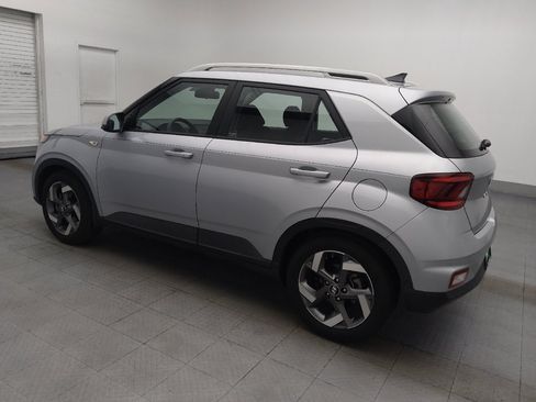 Used 2022 Hyundai Venue SEL FWD image 3