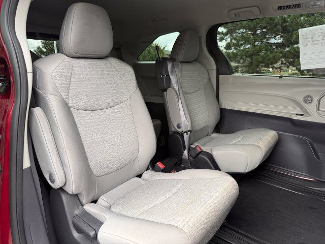 Certified 2022 Toyota Sienna LE FWD image 18