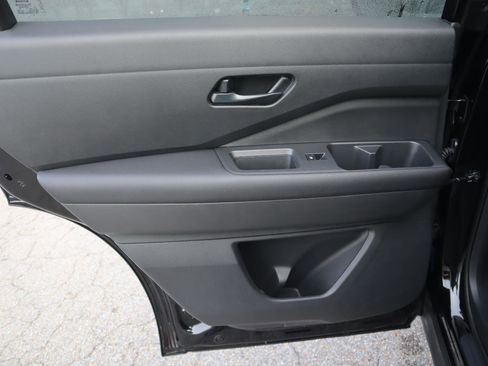 Used 2025 Nissan Pathfinder S image 29